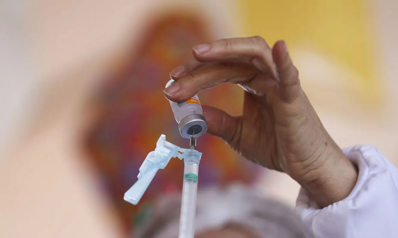 Imagem ilustrativa da imagem Dados públicos indicam mais de 4 mil doses de vacina fora de validade aplicadas no PR