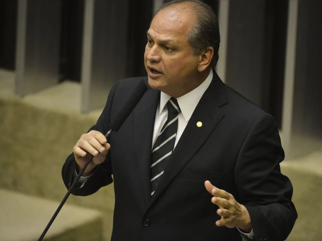 Imagem ilustrativa da imagem Deputado diz que Bolsonaro citou nome de Ricardo Barros ao falar de suspeitas em compra da Covaxin