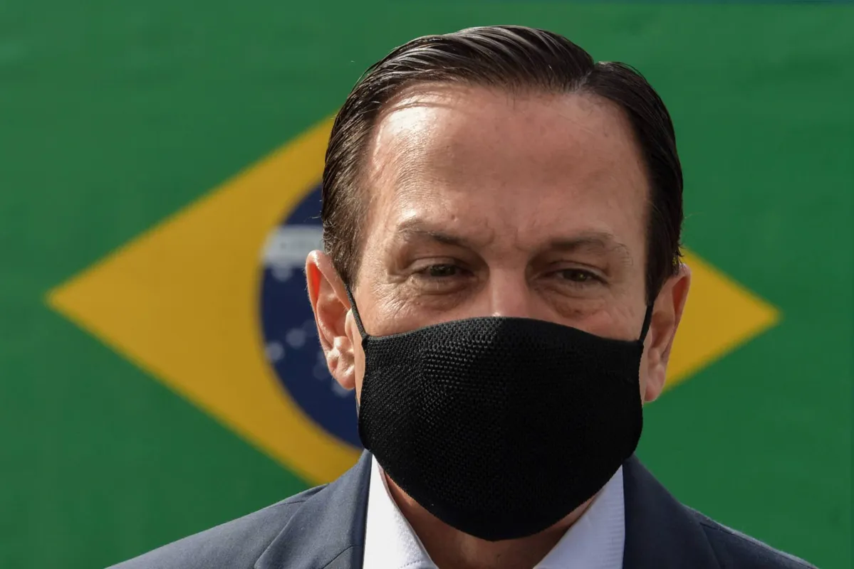 Imagem ilustrativa da imagem Doria toma sol sem máscara em piscina de hotel no Rio e vira alvo de críticas em meio à pandemia