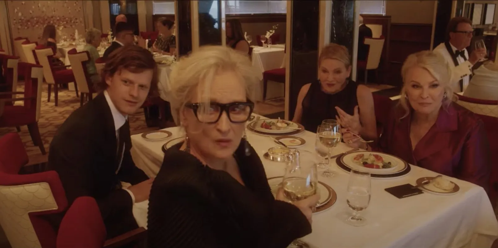 Meryl Streep interpreta uma escritora premiada no longa que ainda reúne outras divas como Candice Bergen e Diane Wiest