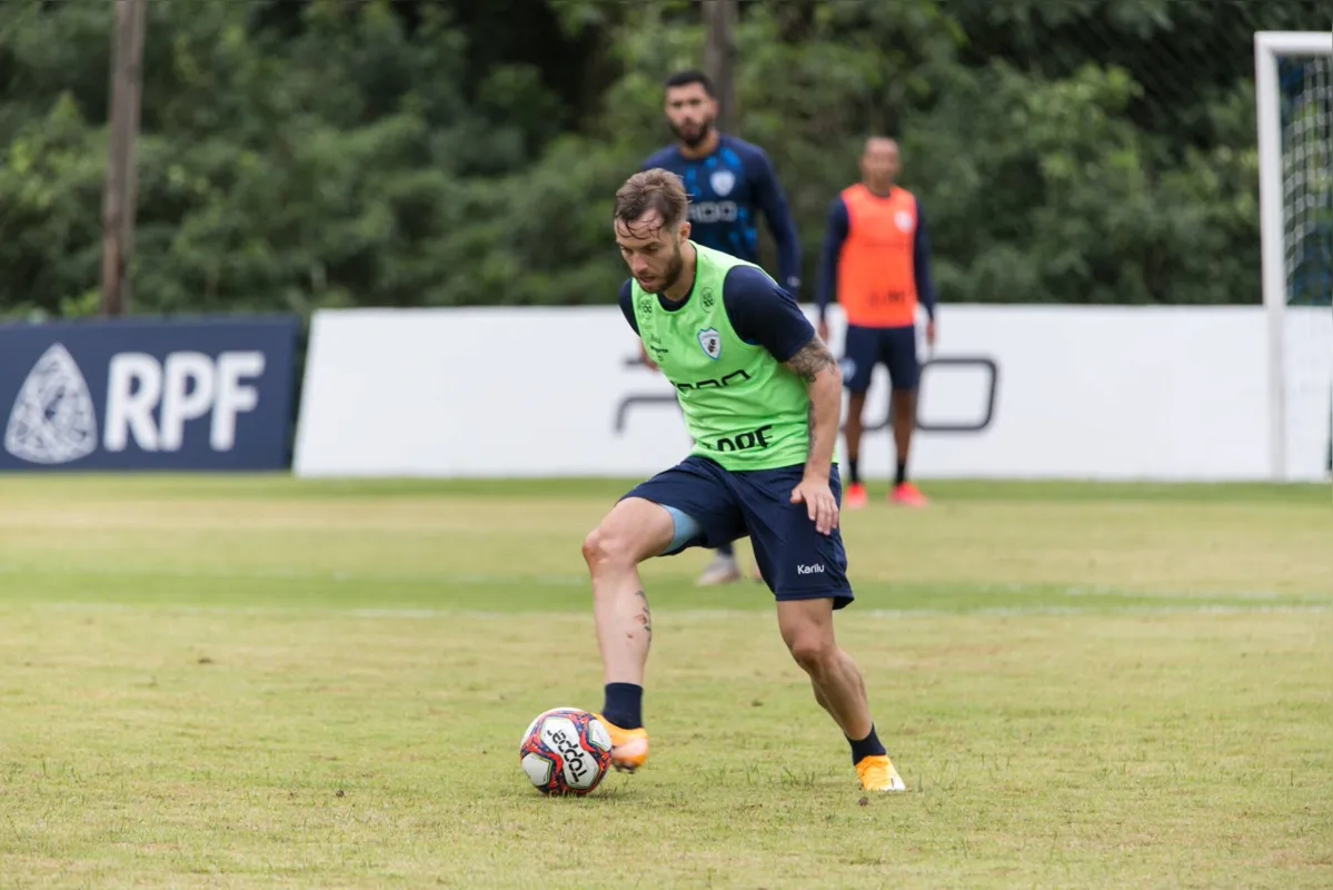O volante Tárik volta ao time titular no jogo diante do Coritiba