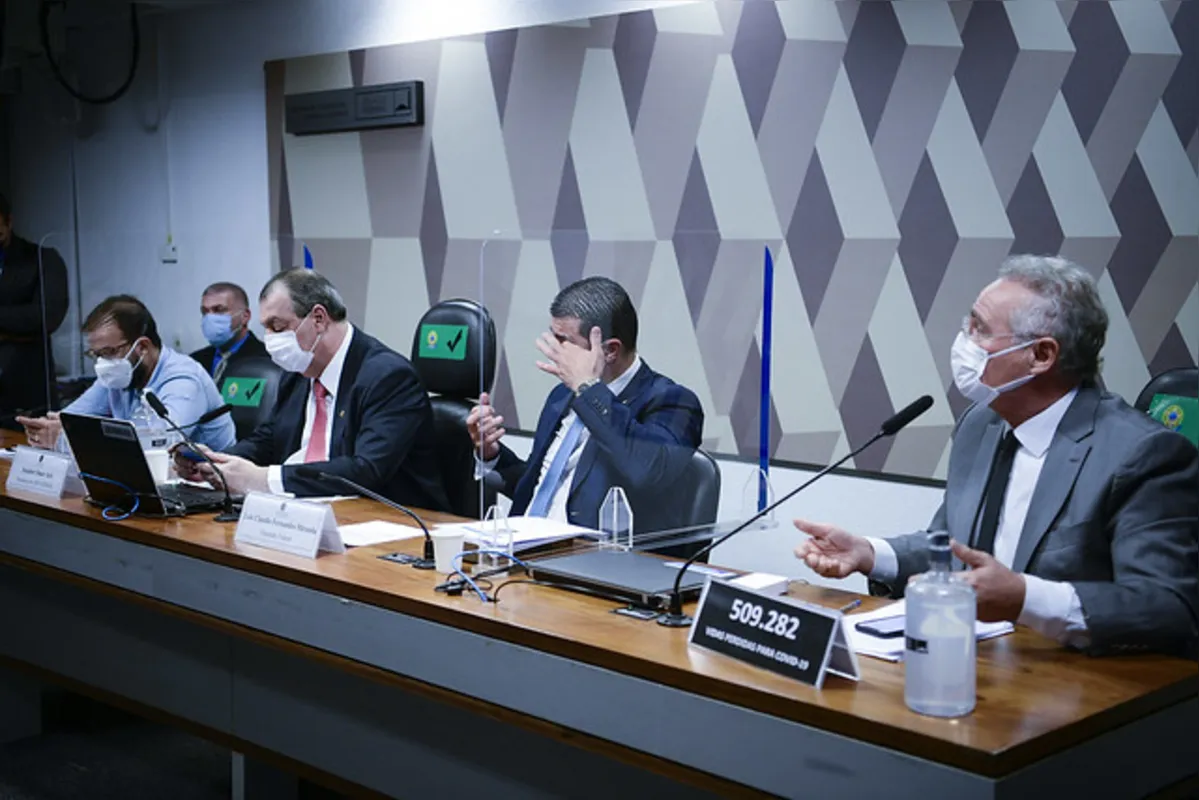 
Chefe de importação do Departamento de Logística do MS, Luis Ricardo Miranda; senador Omar Aziz (PSD-AM);
deputado Luis Miranda (DEM-DF); senador Renan Calheiros (MDB-AL)