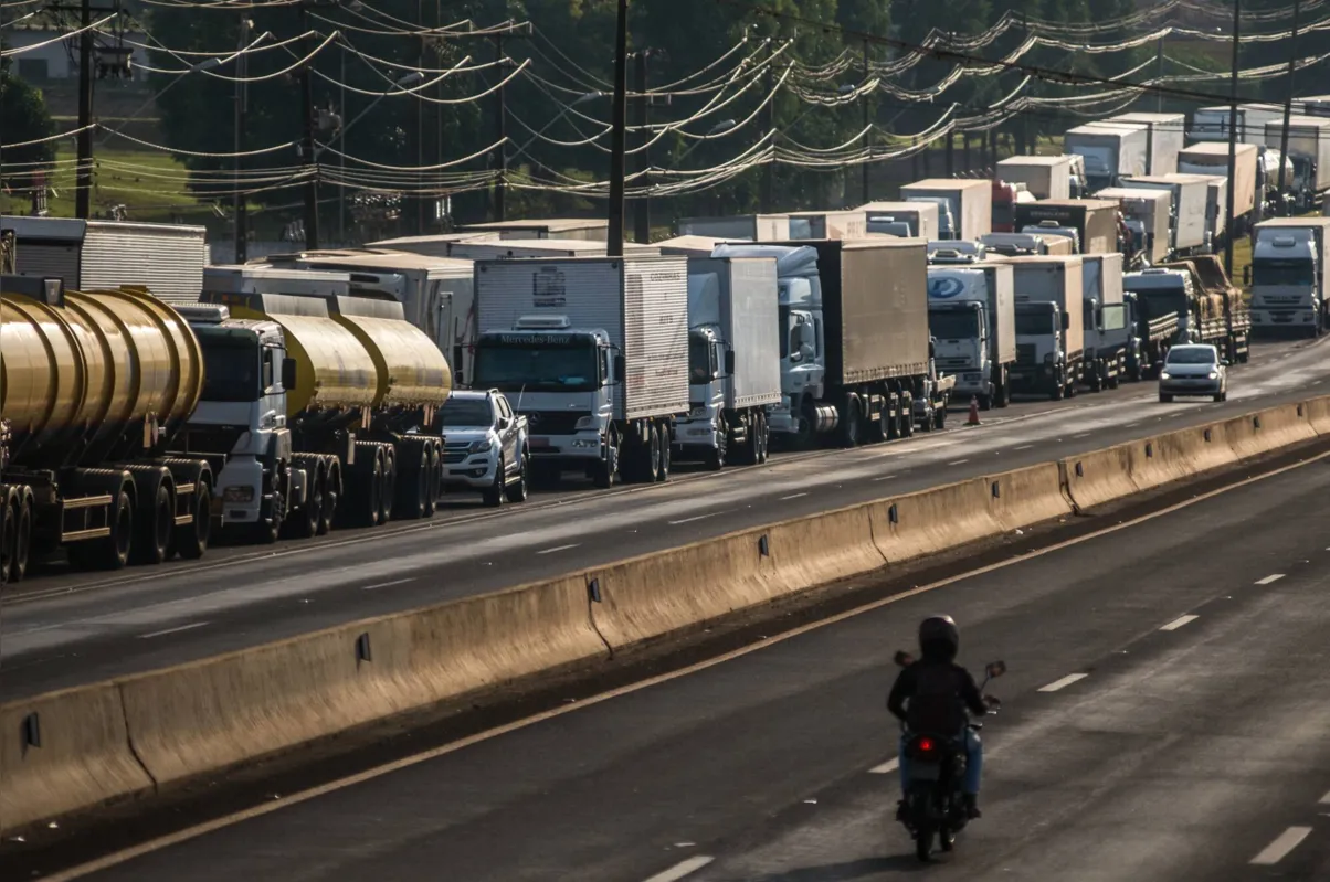 O presidente do Conselho Nacional do Transporte Rodoviário de Cargas afirma que a categoria está se mobilizando para uma greve por tempo indeterminado