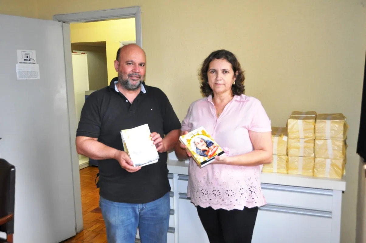 Sandra Regina de Oliveira Garcia com o marido, em visita ao MHAI, onde fez a doação do acervo de livro escrito por sua mãe, Nelly de Oliveira, sobre sua avó