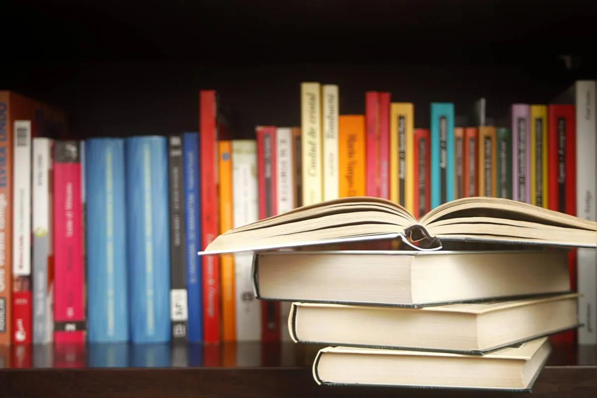 Feira do Livro, que vai até 31 de julho, conta com 654 títulos para crianças e adultos