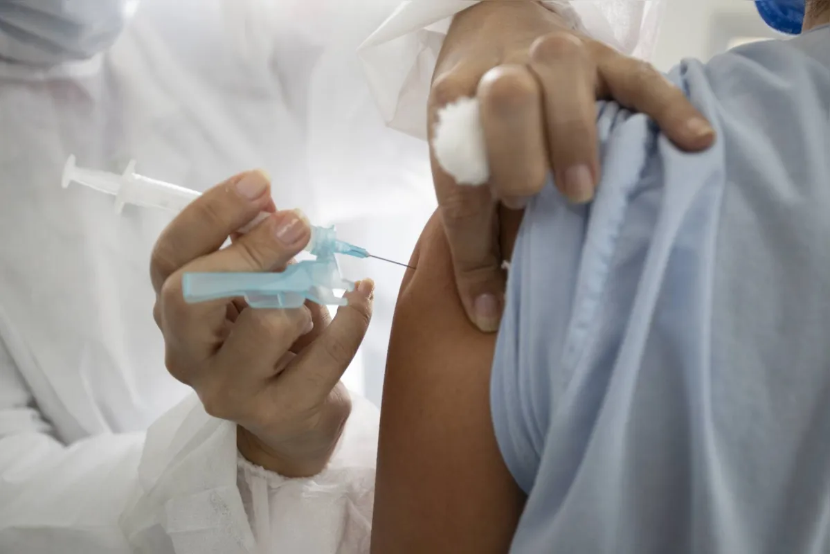 Até esta segunda, foram vacinados com a primeira dose 45 milhões de brasileiros, o equivalente a 28% da população adulta