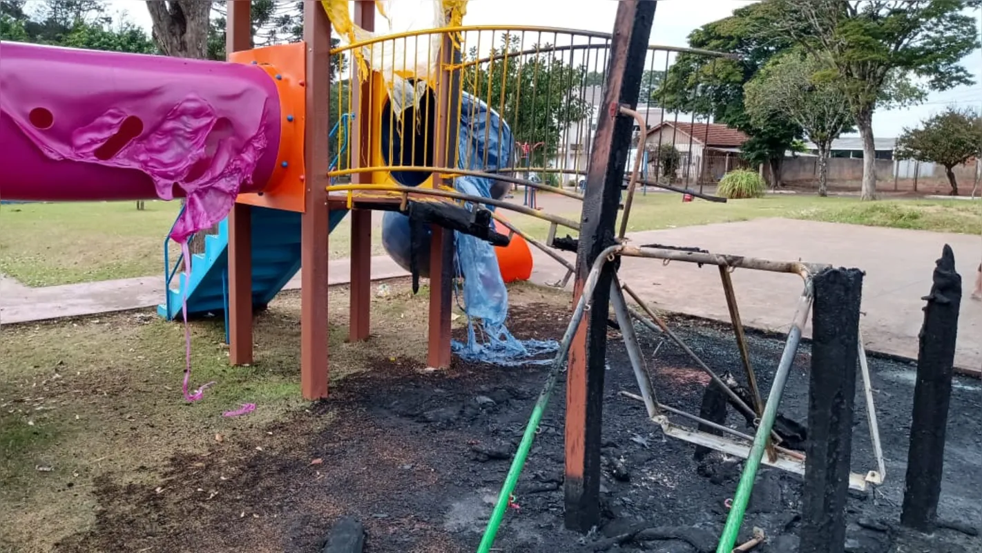Imagem ilustrativa da imagem Fogo no parquinho em Apucarana: prefeitura investiga ato de vandalismo