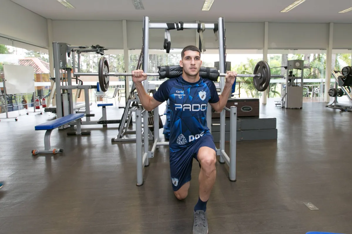 Matheus Bianqui disputa vaga no time com Adenilson 