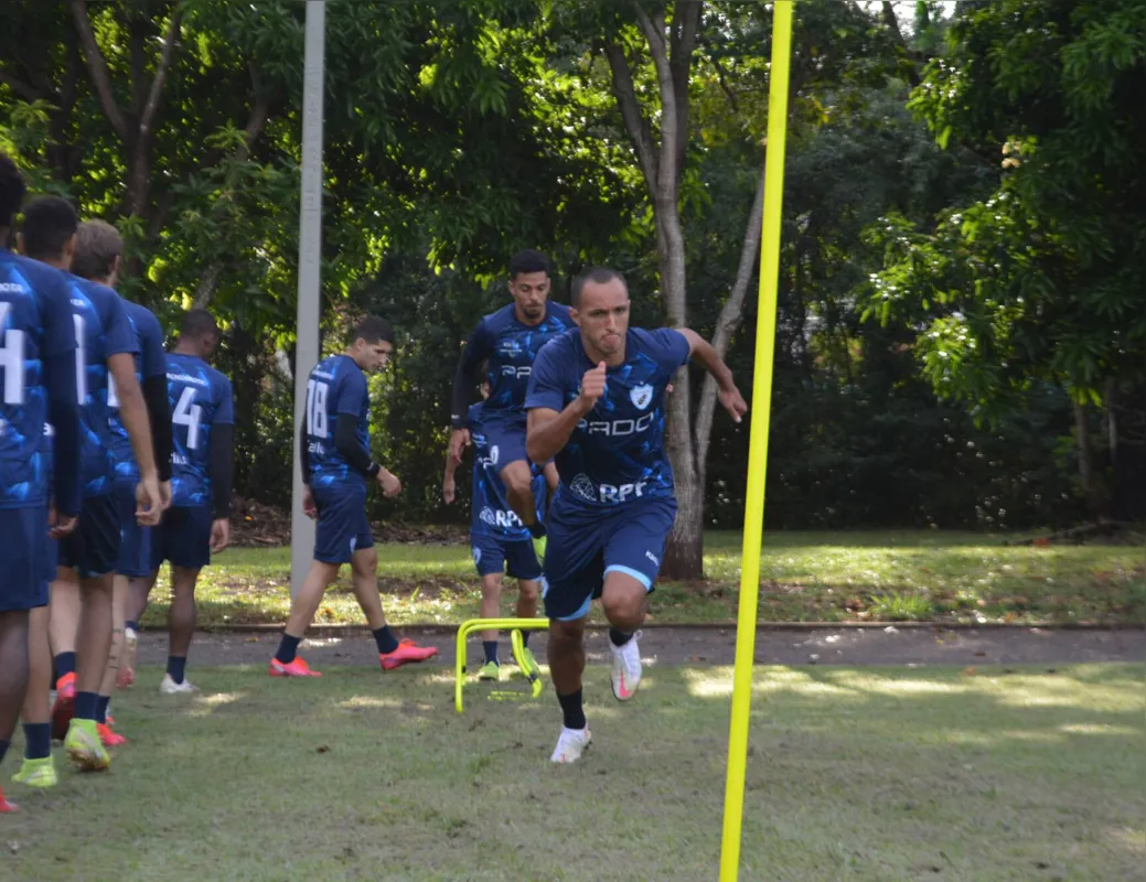 Recuperado de lesão, o meia Marcelo Freitas voltou a treinar no Londrina