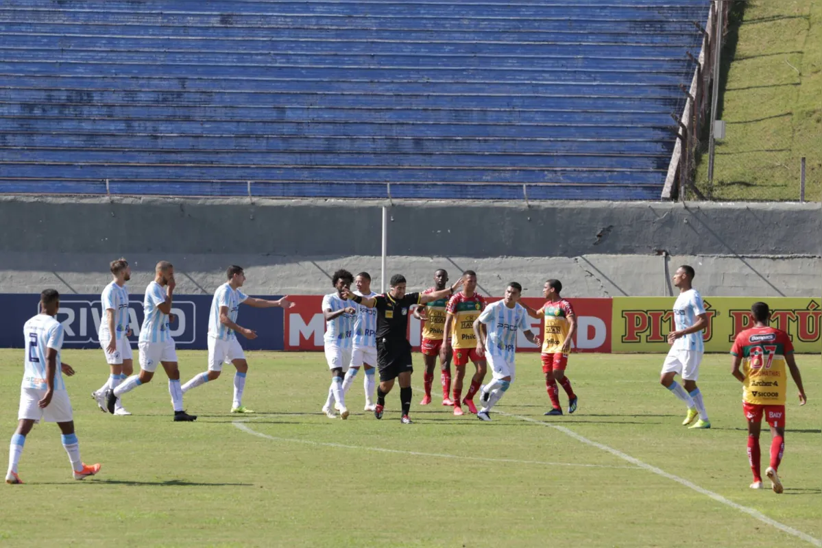 Imagem ilustrativa da imagem Fonseca reclama de arbitragem em derrota do LEC: "Foi caótica"