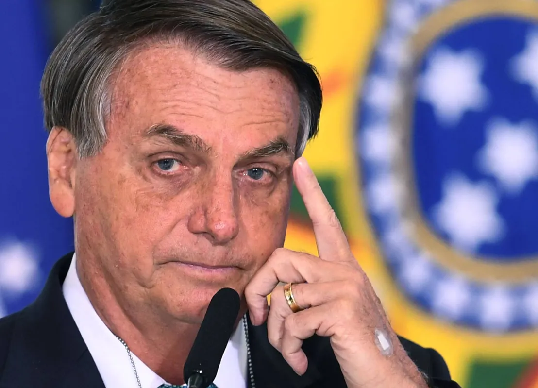 Imagem ilustrativa da imagem Furioso, Bolsonaro tira máscara e  manda repórter e equipe calarem a boca