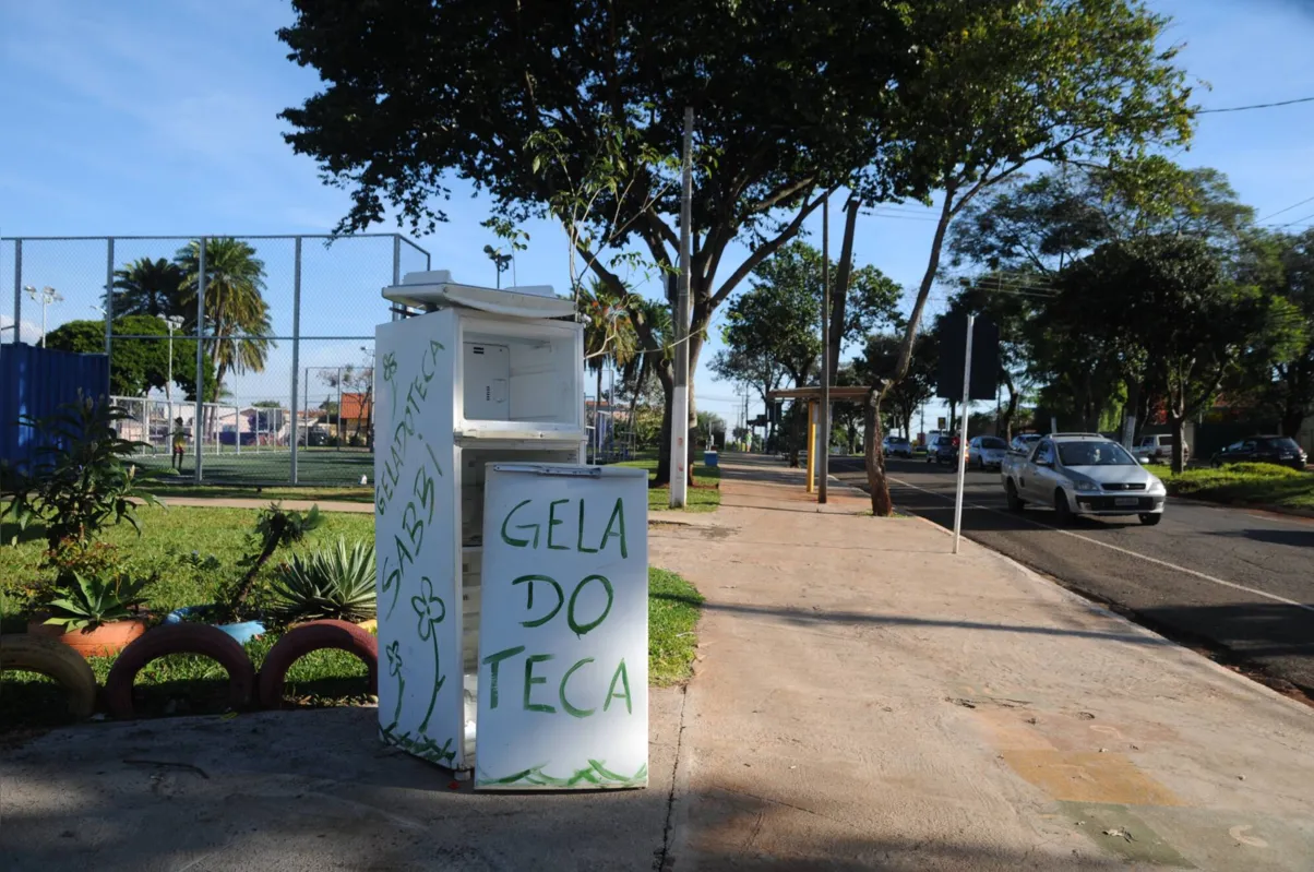 A geladeira depredada deve ser substituída por outra: proposta é que o morador troque ou pegue um livro, faça a leitura e depois devolva