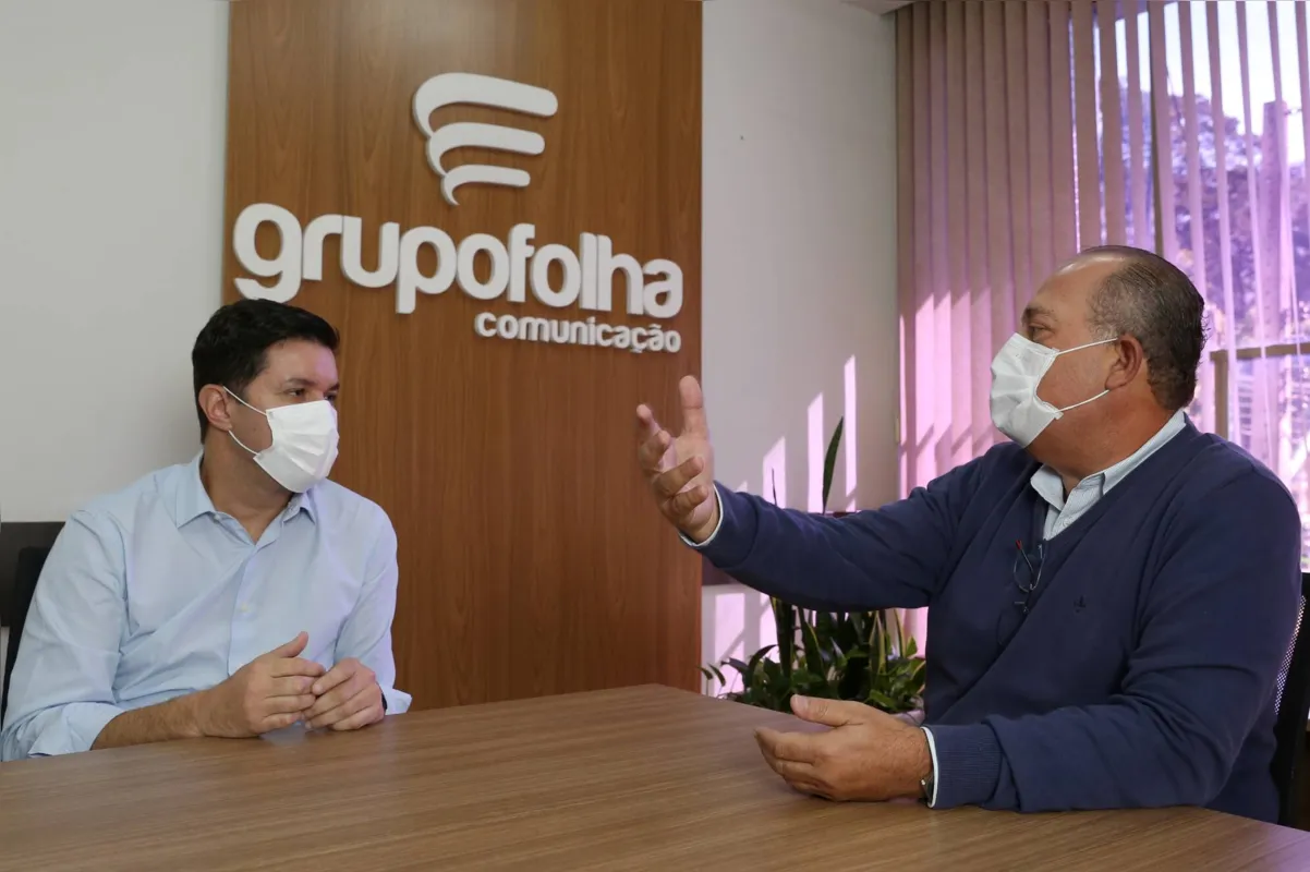 O chefe da Casa Civil do Paraná, Guto Silva, durante encontro com o superintendente do Grupo Folha de Comunicação, José Nicolás Mejía