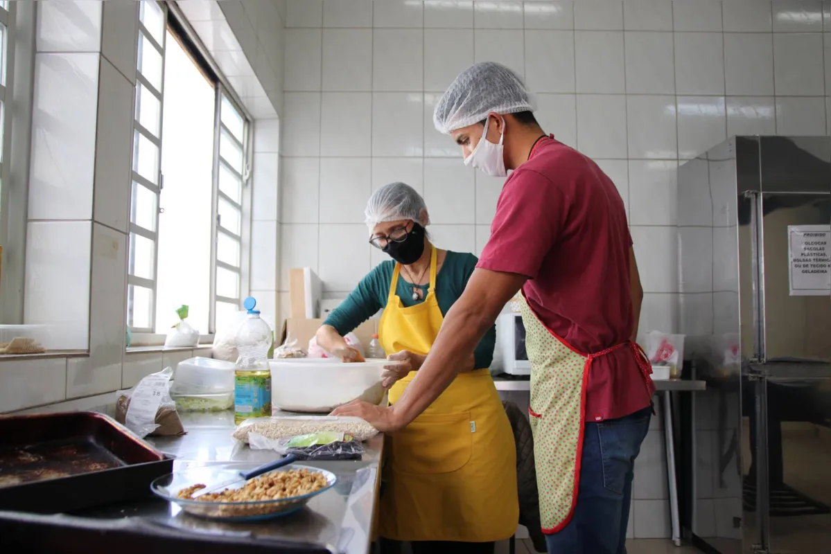 O venezuelano Juan Carlos Aranguren Muñoz e dois amigos se juntaram para fazer comida vegana, vegetariana e cookies: expectativa positiva