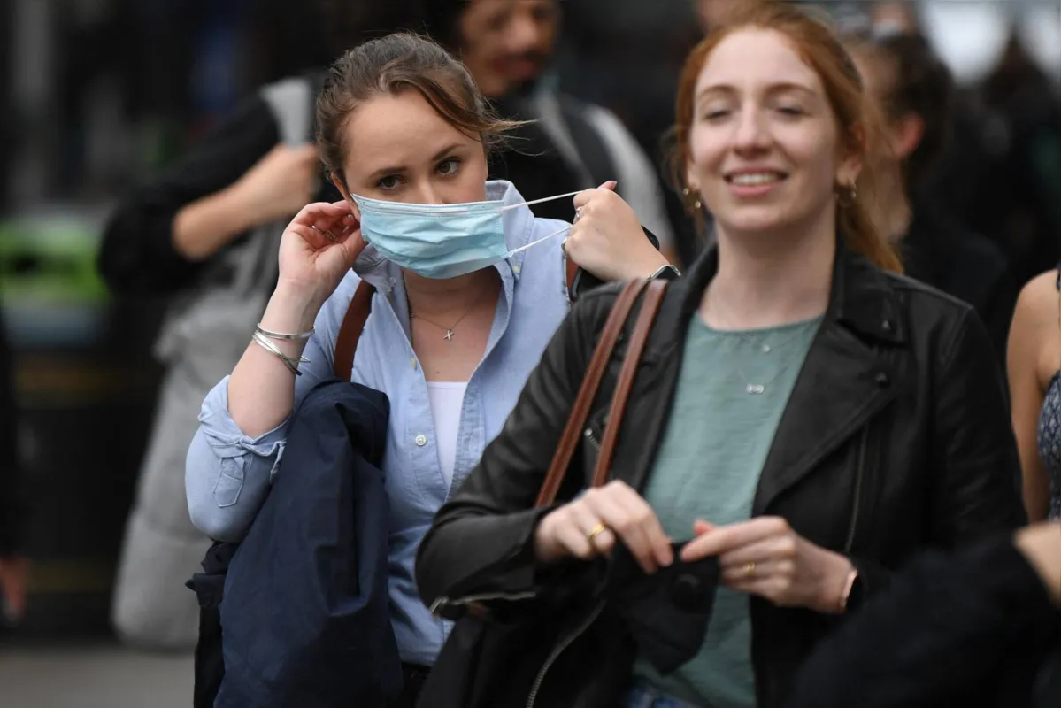 Pessoas plenamente vacinadas poderão viajar para os países que estão na lista âmbar sem precisar fazer quarentena ao retornar
