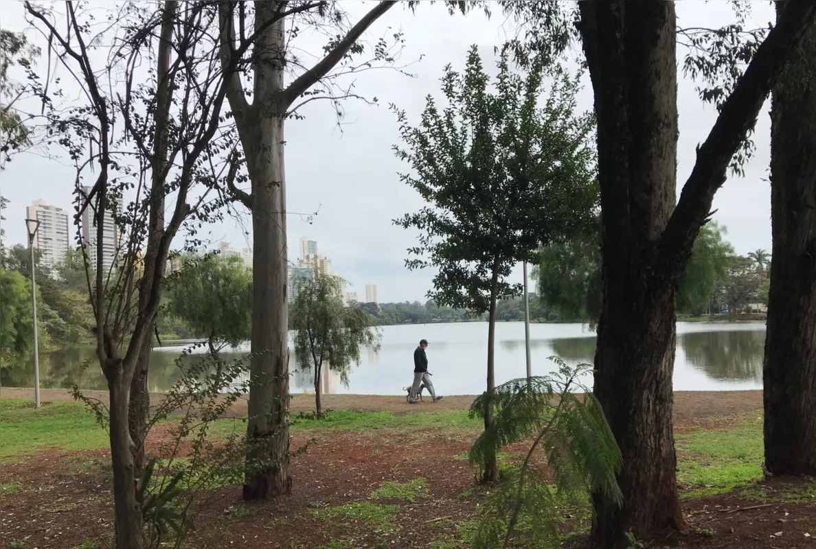 O inverno começou com "cara" de outono em Londrina, com o céu encoberto e temperaturas amenas
