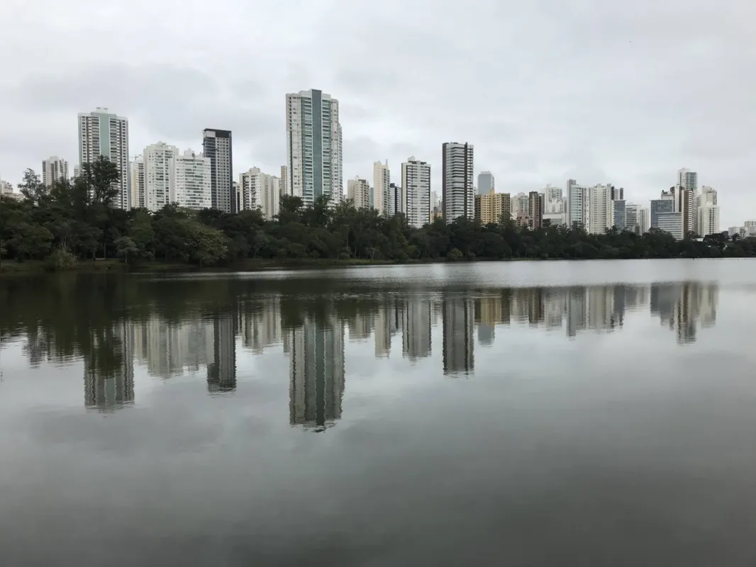 Imagem ilustrativa da imagem Inverno chega com céu nublado em Londrina