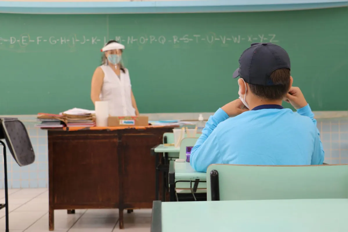 Na liminar foi considerado o argumento do MPPR de que é necessário garantir a prioridade da oferta da atividade educacional presencial de forma equânime aos alunos da rede privada e pública do sistema municipal de ensino