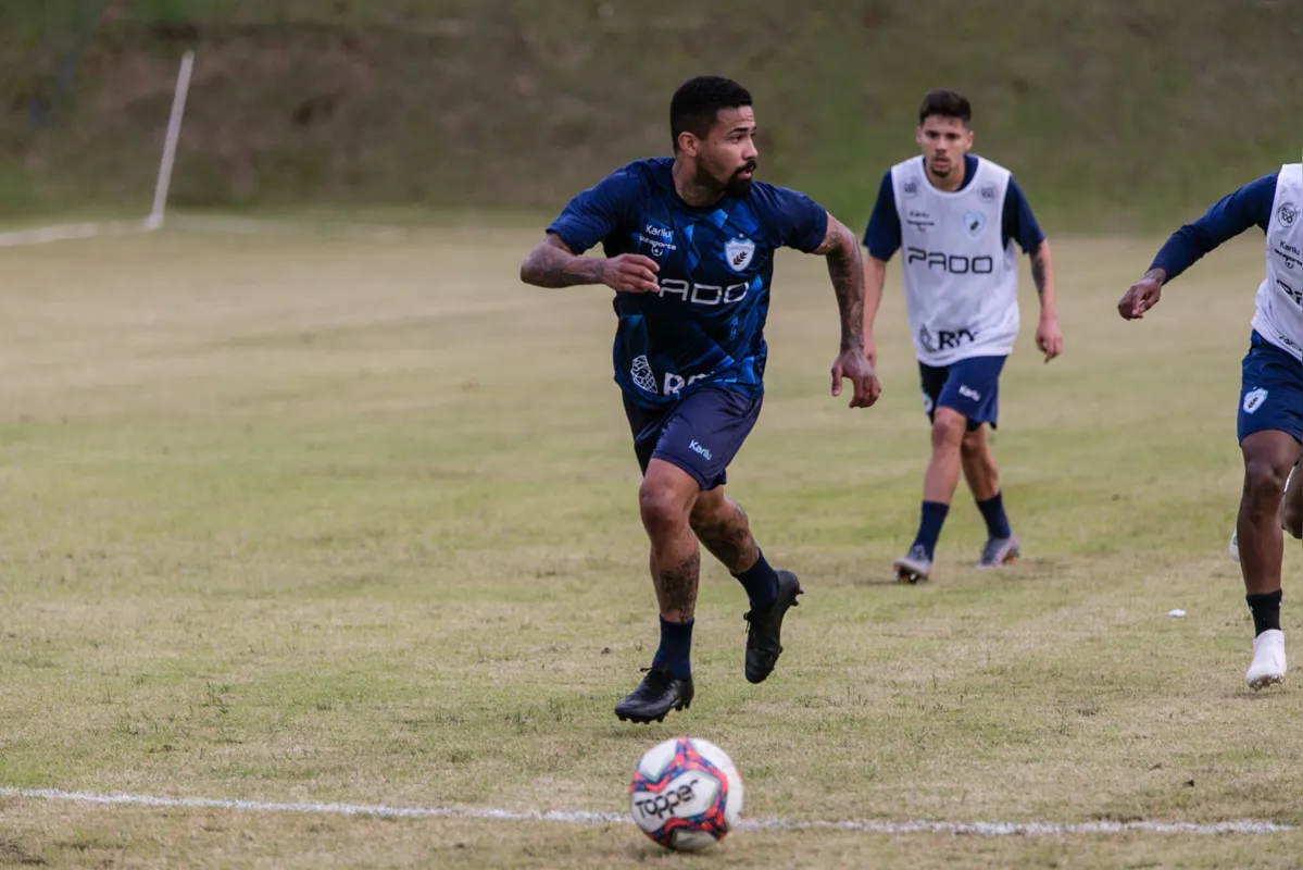 Após se recuperar de lesão, Douglas Santos volta ao ataque do Londrina em Salvador
