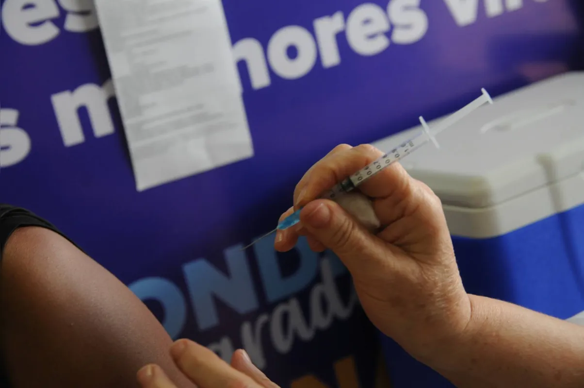 Imagem ilustrativa da imagem Londrina abre cadastro da vacinação para pessoas acima de 40 anos