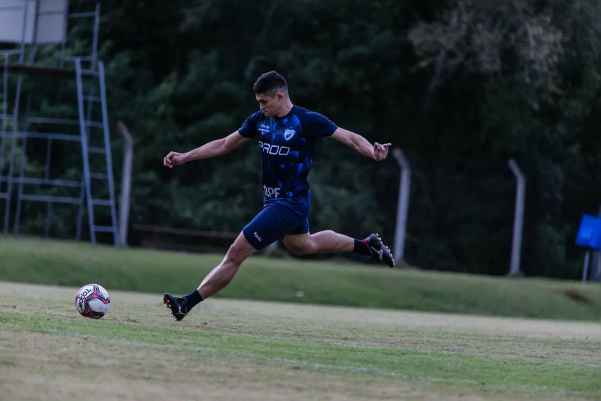 Júnior Pirambu pode aparecer como titular do ataque do Londrina diante do Sampaio Corrêa