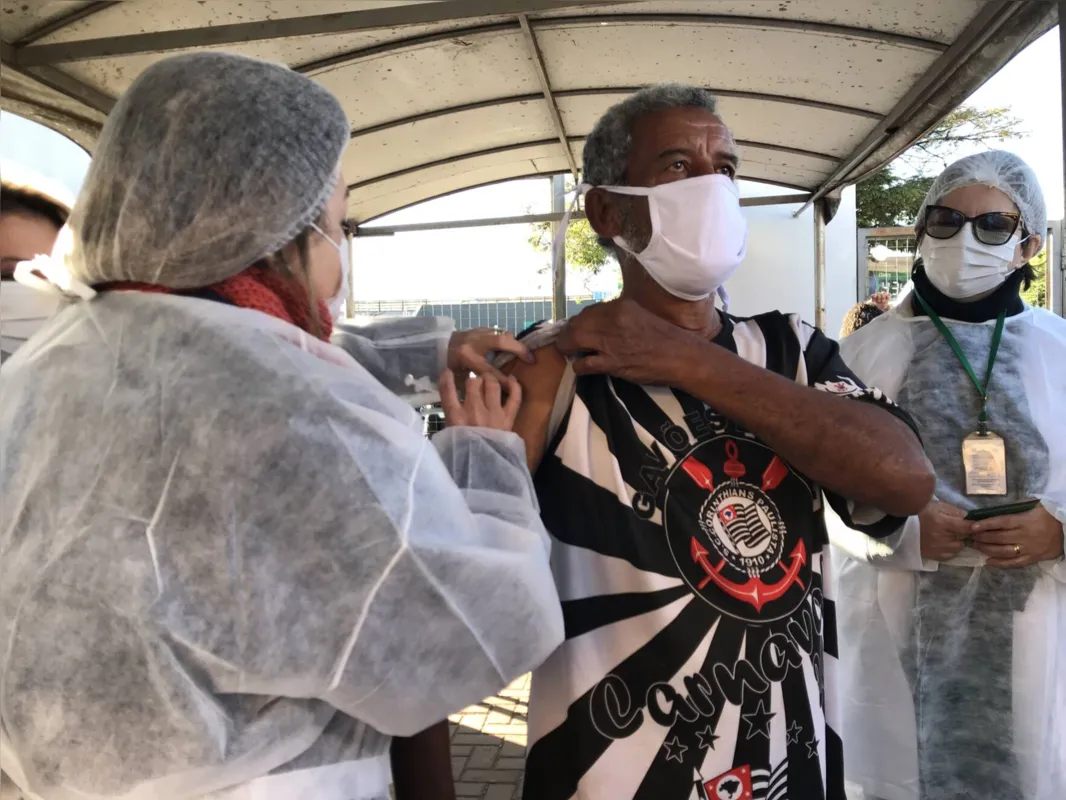 Imagem ilustrativa da imagem Londrina começa a vacinar caminhoneiros, motoristas e moradores de rua