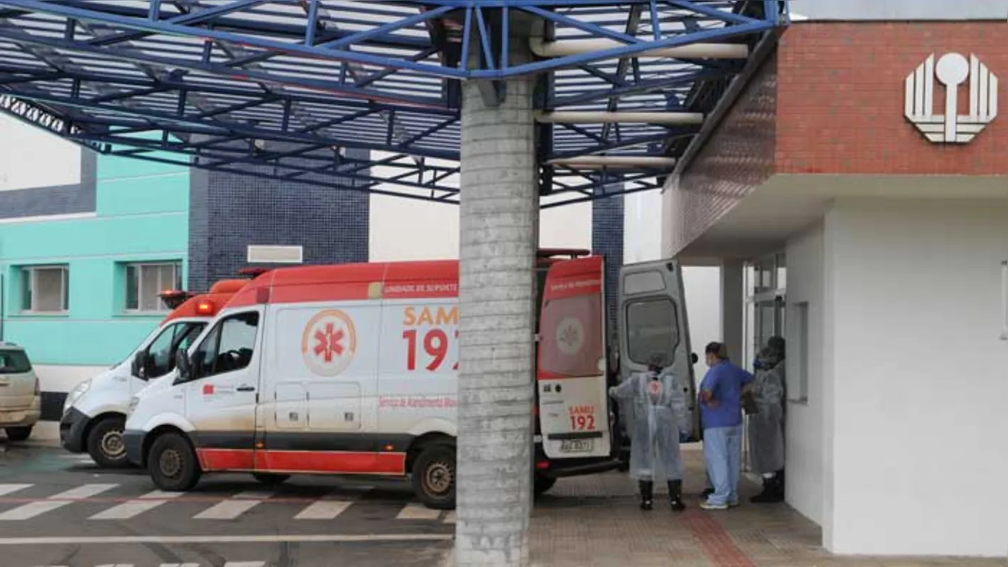 Há um total de 695 casos ativos, dos quais 427 estão em isolamento domiciliar e 268 internados (123 na UTI e 145 na enfermaria). 