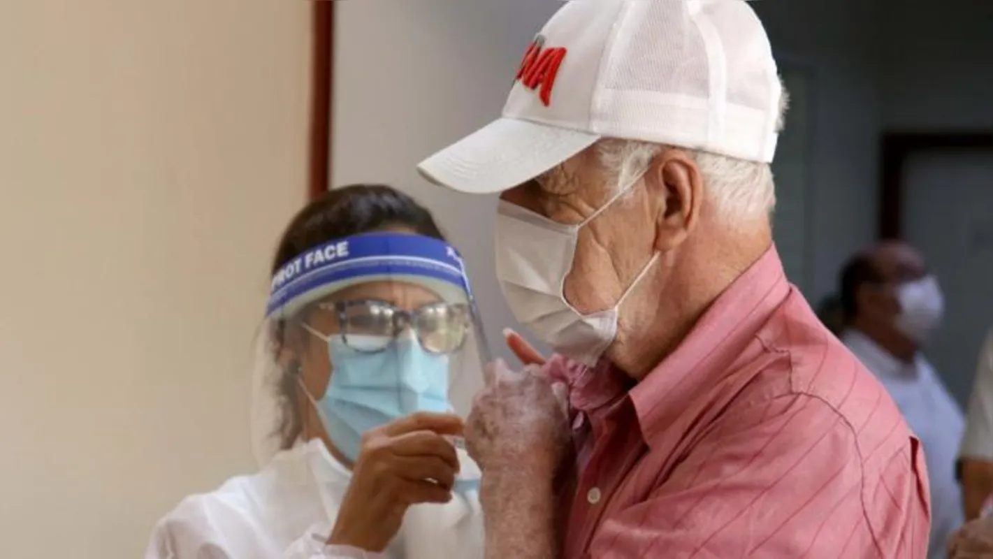 Mais 3.575 pessoas vacinadas com a primeira dose da vacina contra a Covid em Londrina. Levantamento aponta que 227.540 receberam a primeira dose e 86.806 receberam a segunda dose.