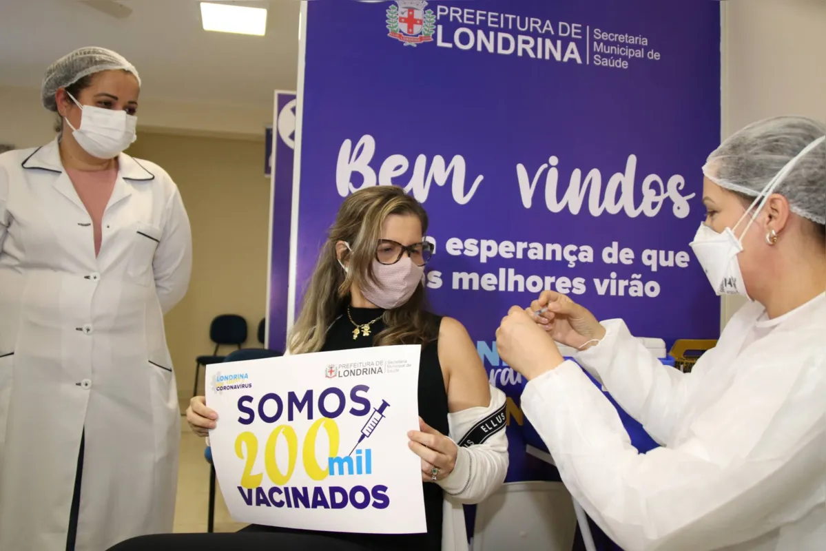 Angelique Steenmejier Amaral, assistente social,  foi vacinada no Centro de Imunização da Zona Norte