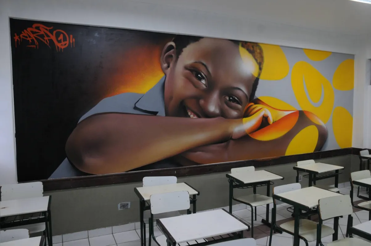 Graffiti de Carão, no Colégio Hugo Simas: com as salas vazias, artistas aproveitaram o momento para deixar um "presente" que servirá de inspiração ao cotidiano dos alunos