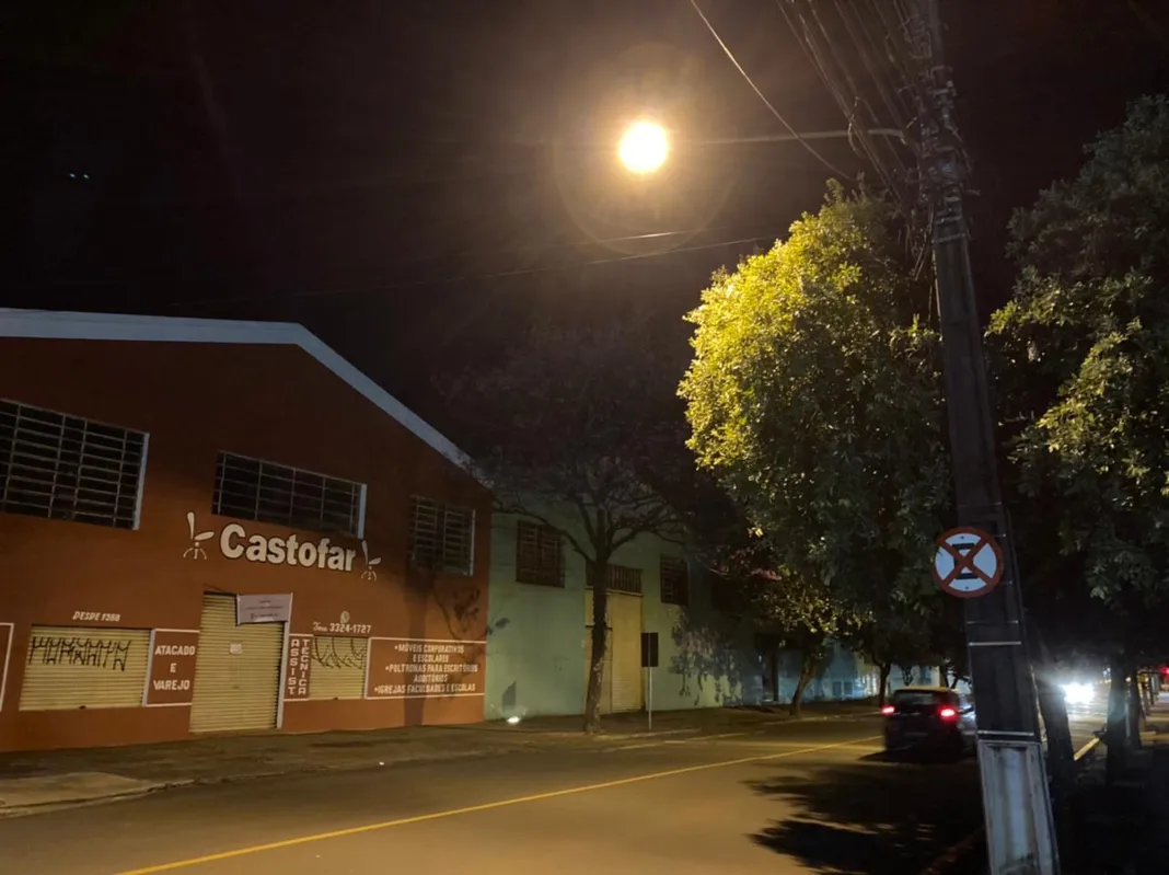 Imagem ilustrativa da imagem Mal iluminada, Celso Garcia Cid é palco certo para assaltos; moradores relatam medo