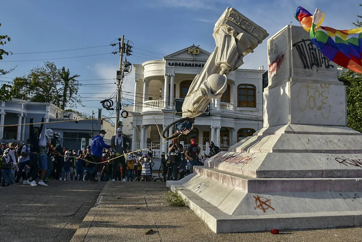 O monumento, disposto em frente à Igreja Nossa Senhora de Carmem, foi doado em 1892 por uma colônia italiana