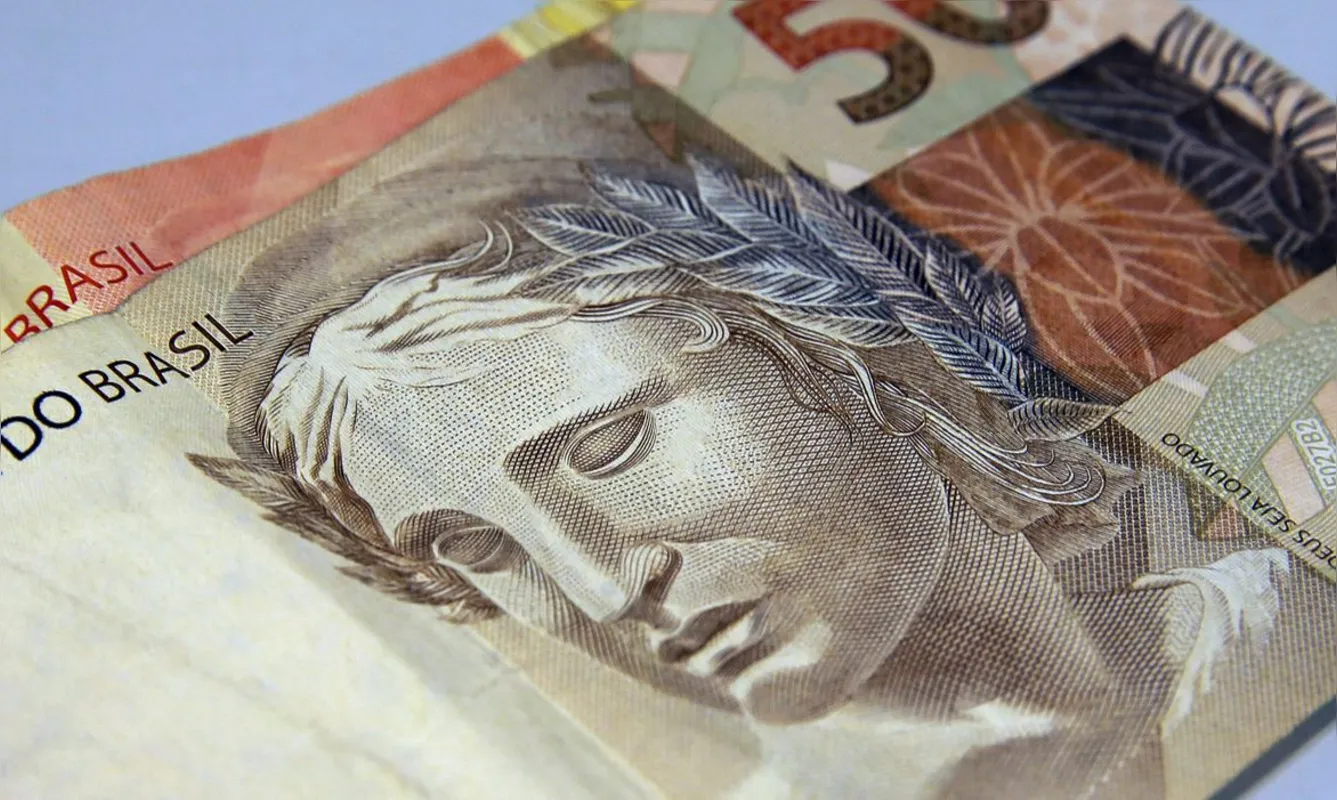 O valor médio da dívida por pessoa, no entanto, é o maior dos últimos 12 meses, e está em R$ 3.937,38, alta de 1,3% em relação ao mês anterior.