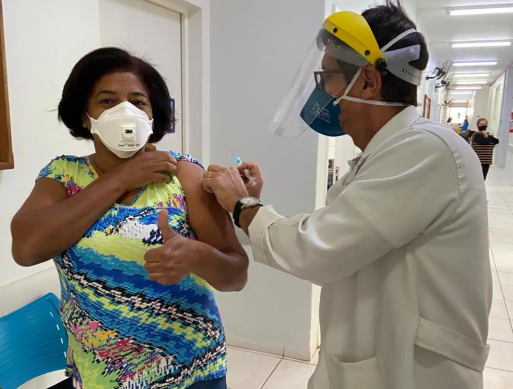 A Prefeitura de Maringá vacina com a 1ª dose contra a covid-19 nesta segunda-feira (5), a população geral acima de 38 anos. 
