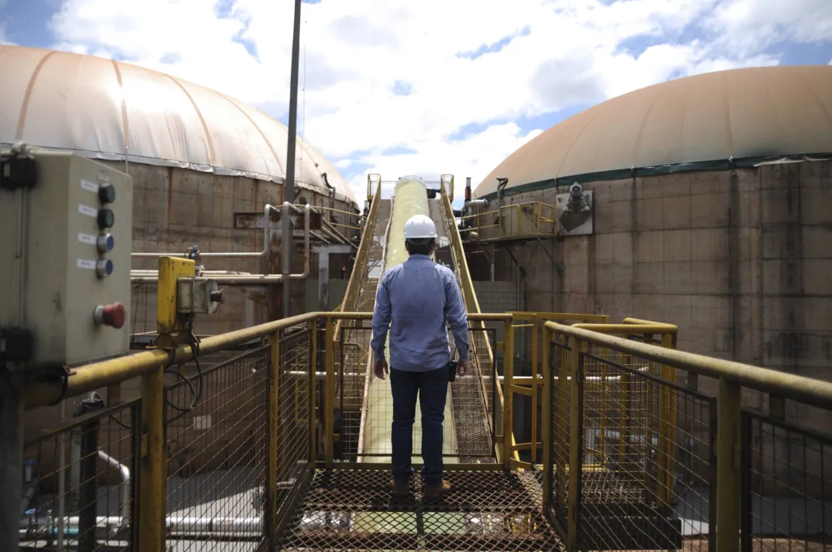  A empresa de Alessandro Gardemann, a Geo Energética, com sede em Londrina, possui um projeto de geração de biogás em Tamboara (Noroeste), em parceria com uma produtora de cana