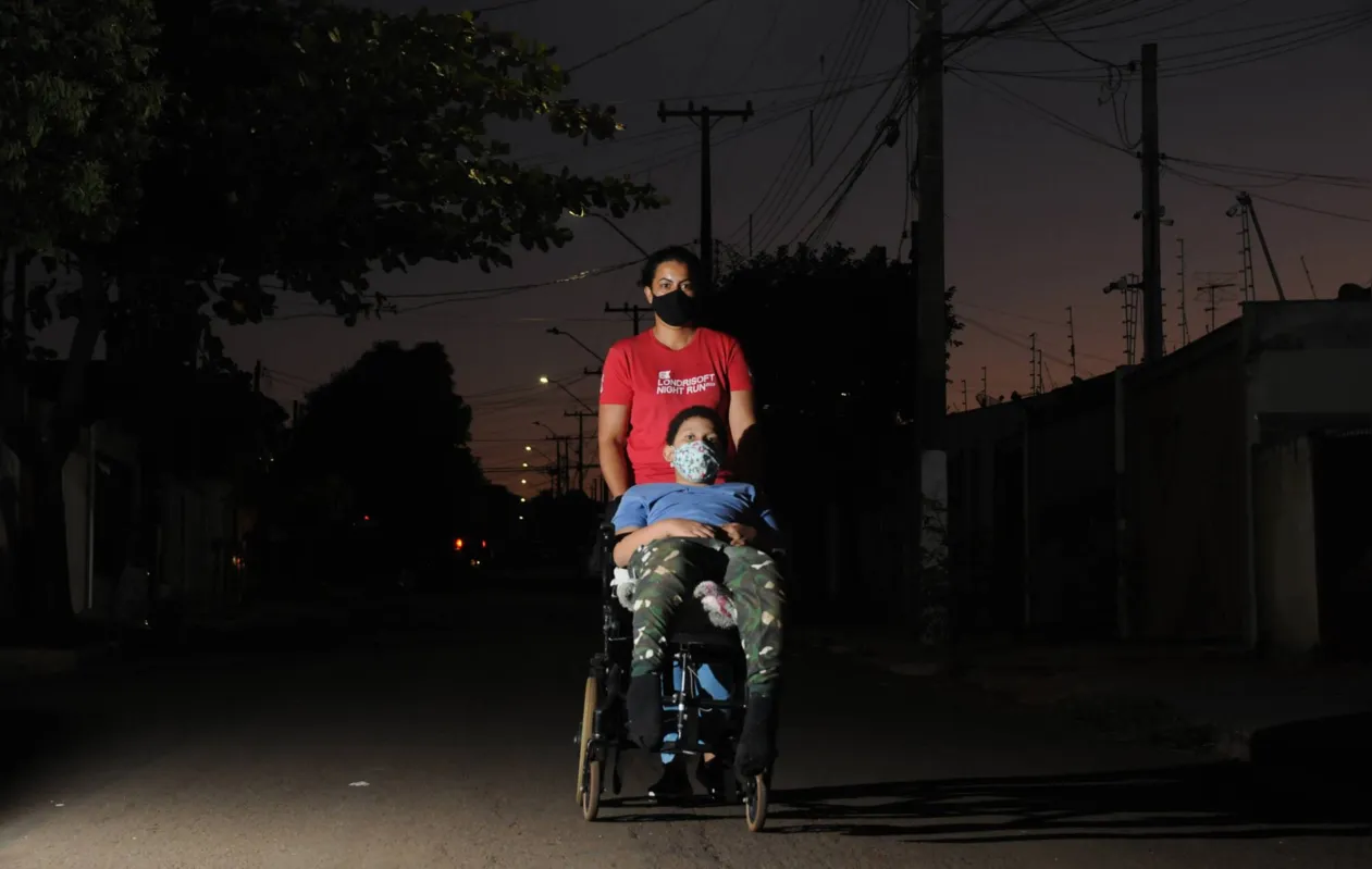 Vanessa de Macedo com o filho Hector: "Não posso deixar meu filho nesta situação"