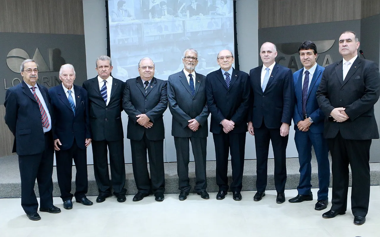 Adyr Ferreira (terceiro, da esquerda para a direita) em solenidade na OAB/Londrina 