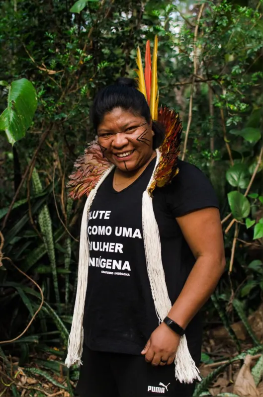 Imagem ilustrativa da imagem Mulher indígena cria marca de camisetas e ganha o mundo com suas estampas