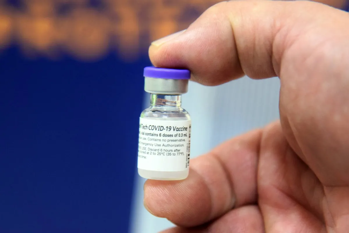 Dentre os imunizantes da nova remessa, estão 13.344 doses da vacina da Pfizer para a população de 40 a 59 anos