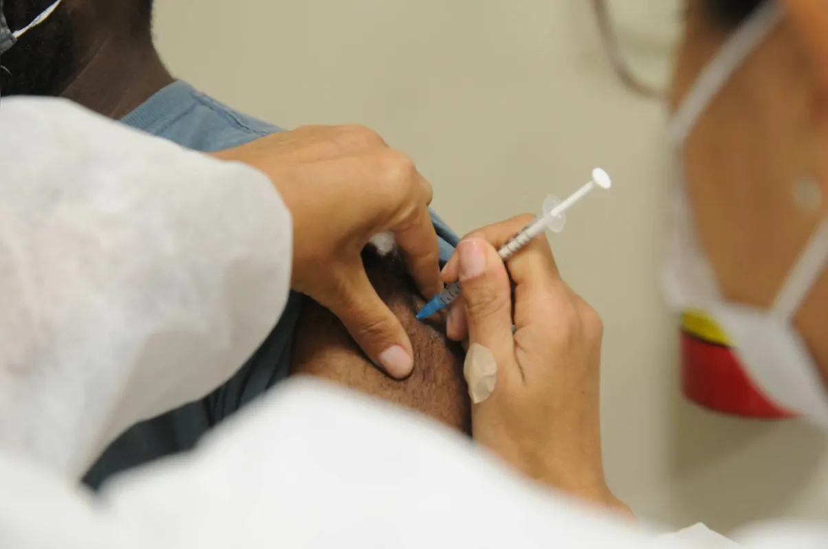 Imagem ilustrativa da imagem Novo lote de vacinas deverá estender as doses para pessoas com 48 e 49 anos