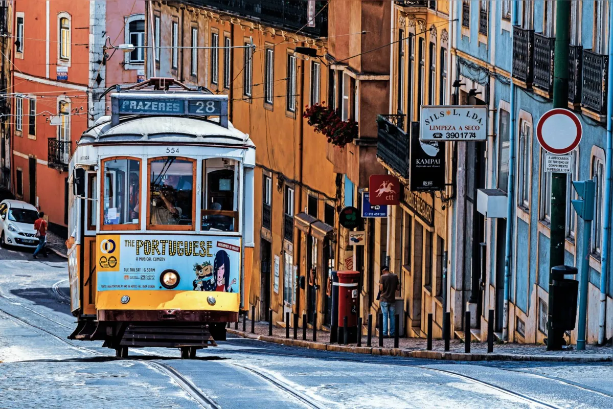 Não raro, há um intervalo de mais de dois anos entre o pedido de regularização e a concessão da autorização de residência