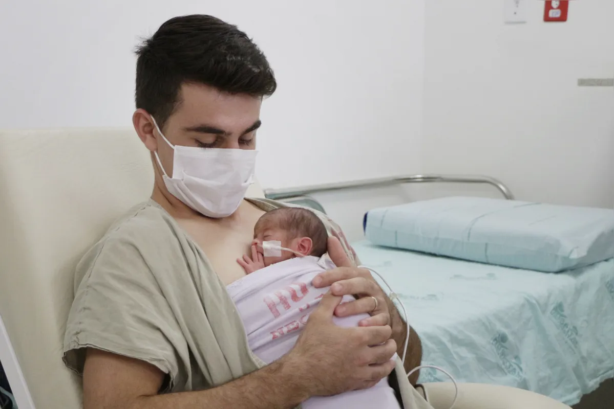 Robson Morais com um dos gêmeos, que nasceram prematuros:  É uma excelente ala, que vai fazer a diferença na vida de muitas pessoas mesmo”
