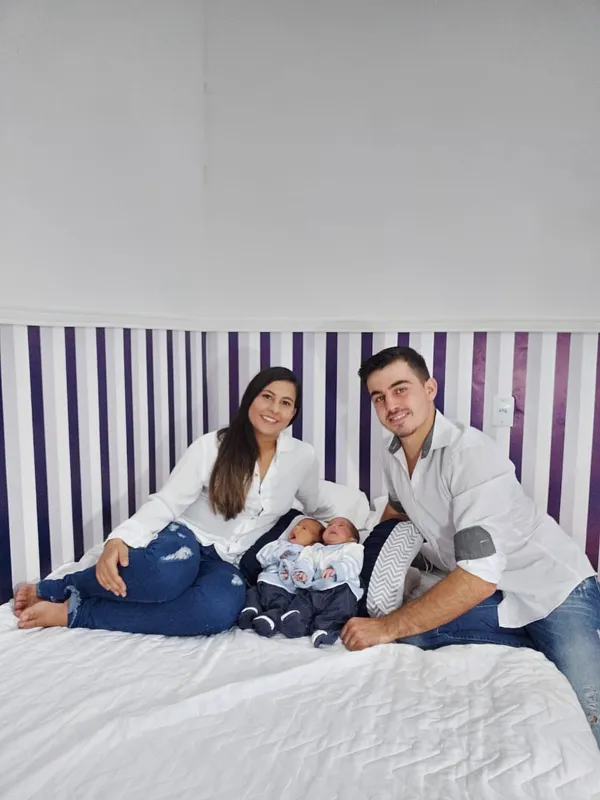 Família reunida em Japira: Andrielli e Robson Morais com os filhos Mateus e Miguel