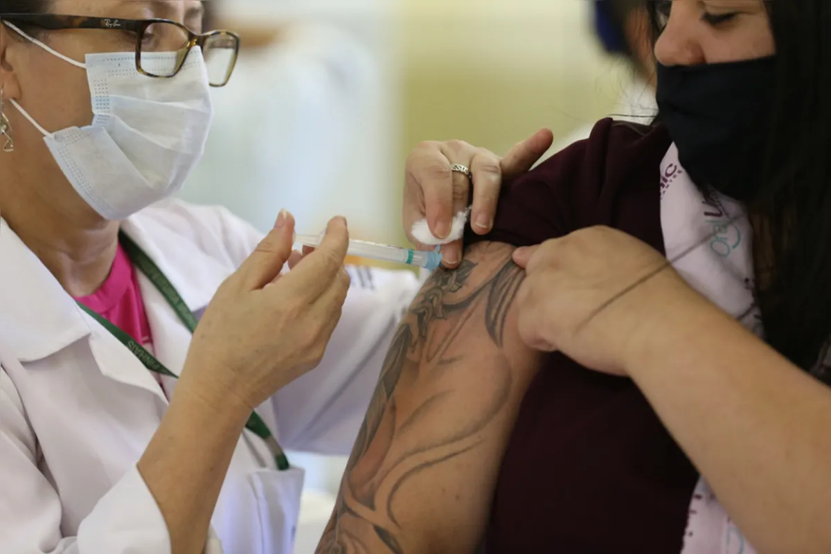 O Ministério da Saúde divulgou nesta sexta-feira (28) que iniciará a vacinação geral por ordem decrescente de idade, dos 59 aos 18 anos, e enviará as doses aos estados de forma escalonada para atender esse público e o  Paraná vai seguir a nova recomendação e deve começar a vacinar a população geral.