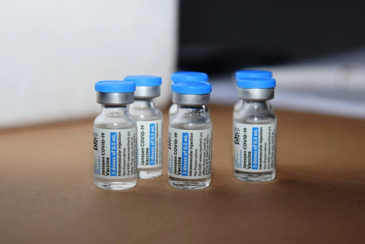 Este é o primeiro lote com vacinas do braço farmacêutico da Johnson & Johnson, que utiliza a tecnologia de vetor viral, um vírus enfraquecido que transporta os genes virais para dentro das células, estimulando a resposta imunológica.