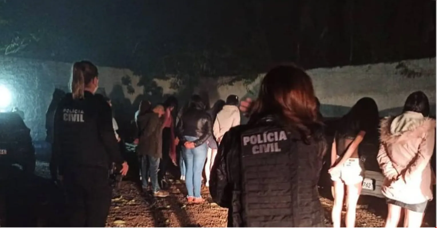 No momento do flagrante, 64 pessoas se aglomeravam em uma festa, realizada em local fechado e com pouco espaço, na zona rural de São José dos Pinhais.