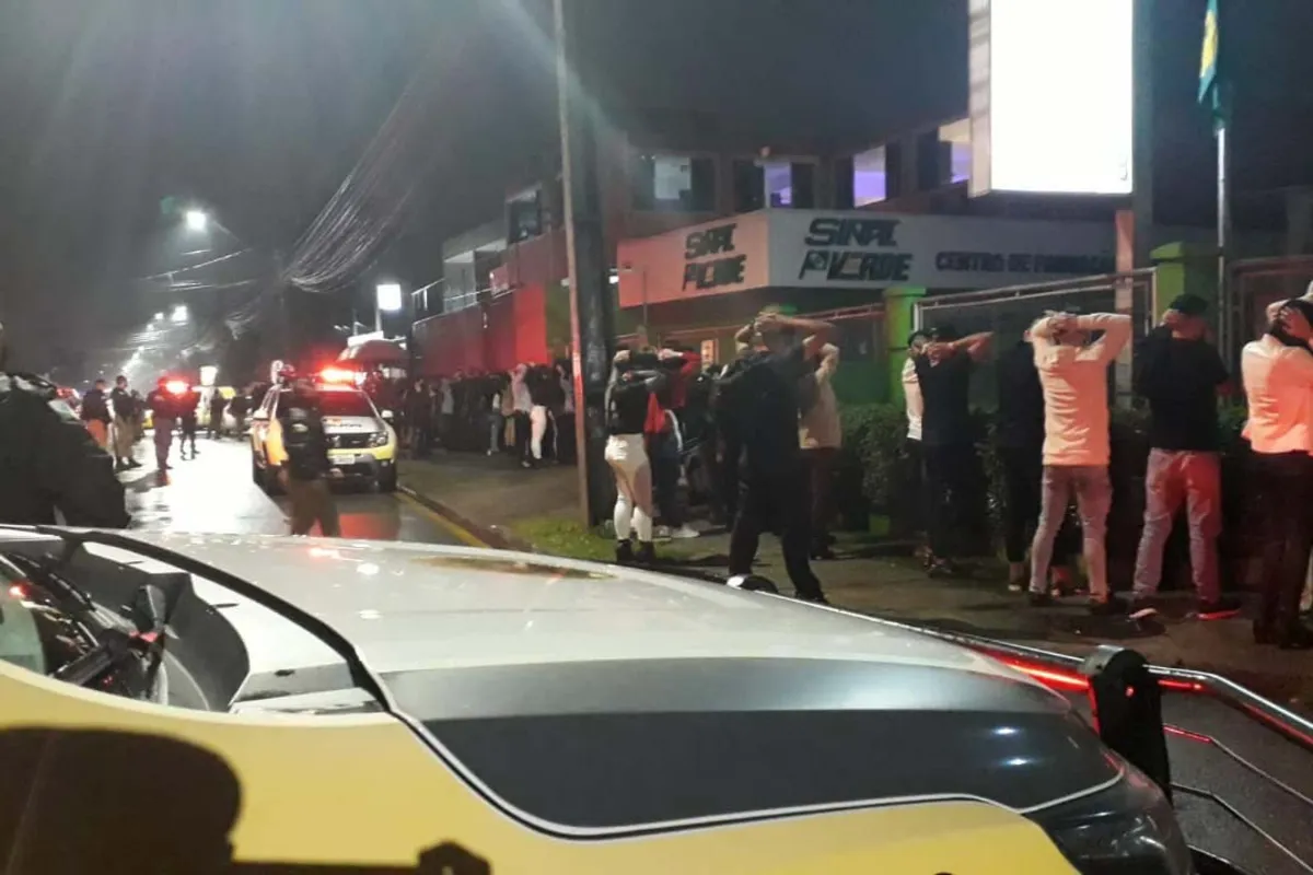 Imagem ilustrativa da imagem Polícia encontra mais de 800 pessoas em aglomerações em Curitiba