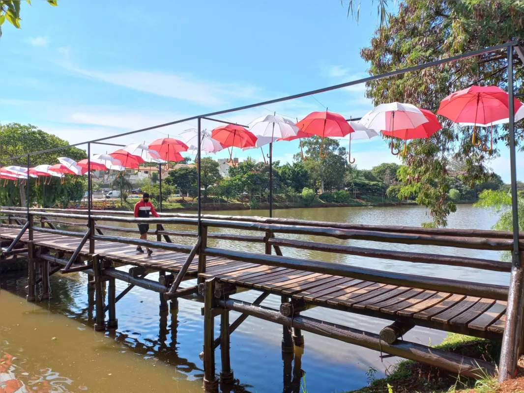 Imagem ilustrativa da imagem Ponte do lago Igapó ganha guarda-chuvas coloridos