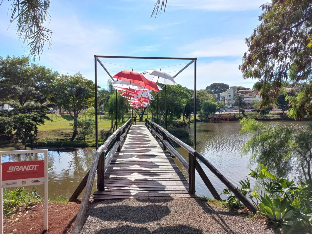 Imagem ilustrativa da imagem Ponte do lago Igapó ganha guarda-chuvas coloridos
