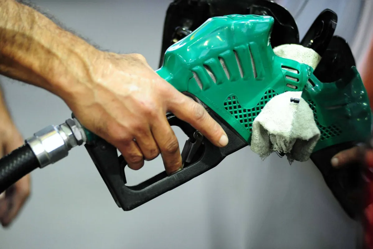 Segundo o Procon, os postos aumentaram preços antes mesmo da chegada dos novos combustíveis nas bombas, o que configura elevação do preço sem justa causa, considerada como prática abusiva